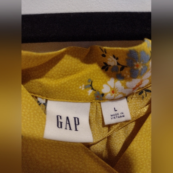 Gap yellow floral v neck blouse size large NWOT - Picture 4 of 4